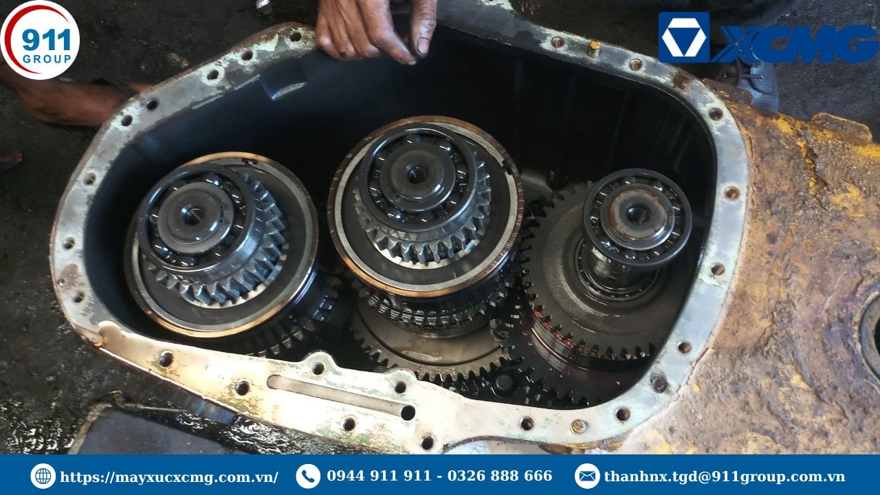 Thay dầu hộp số máy xúc lật XCMG đúng quy trình