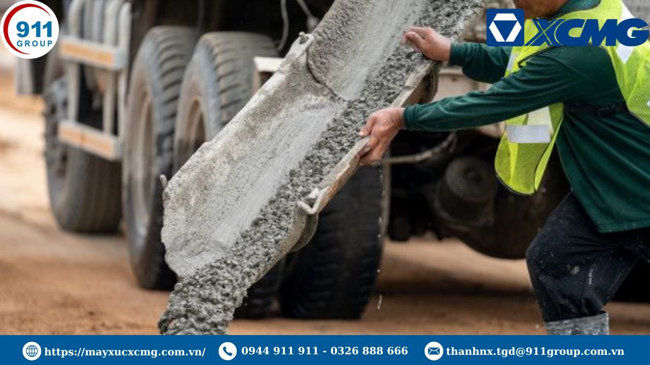 Đổ bê tông ra sau khi trộn hoàn tất