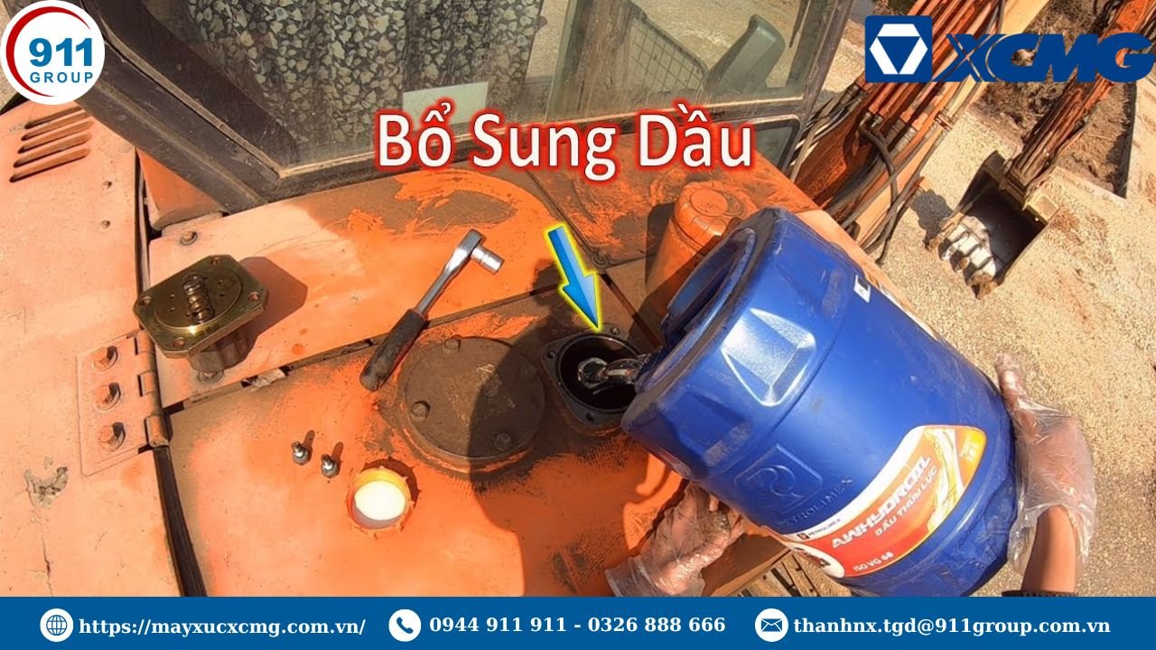 THay dầu thuỷ lực mới vào