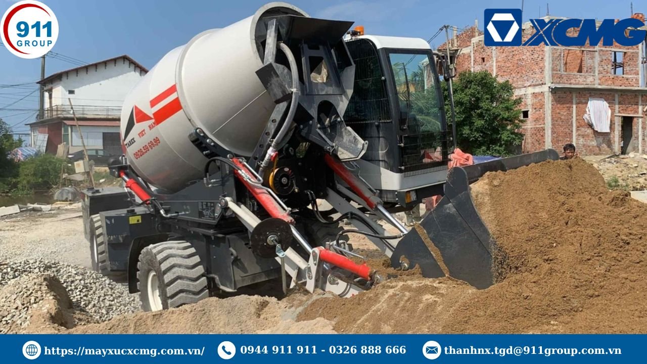 Xe trộn bê tông tự nạp nguyên vật liệu để trộn