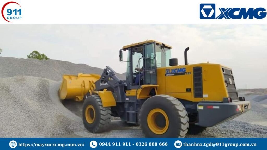 Luôn giữ gầu ở vị trí thấp khi di chuyển trên dốc